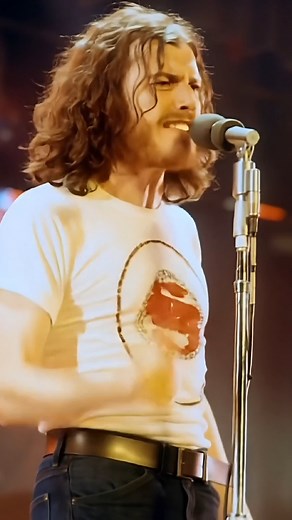 The stage was his world, and Joe’s presence turned every song into an unforgettable story. #JoeCocker #RockLegend #RockAndSoul #musiclovers #Livestage #joecockerforever #hitsong #JoeCockerTribute #lovemusic | Joe Cocker Fan Zone