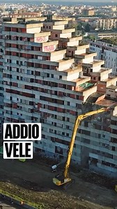 Questa mattina è iniziata la demolizione della Vela Rossa di Scampia e, con essa, una nuova pagina della storia del quartiere di Napoli "È veramente un momento importante perché significa che si sta trasformando un luogo che ha rappresentato per tanti anni il simbolo negativo della città e che oggi invece diventa un luogo di speranza e di opportunità per gli abitanti e per tutta Napoli" ha dichiarato il sindaco Gaetano Manfredi | Napoli Fanpage.it