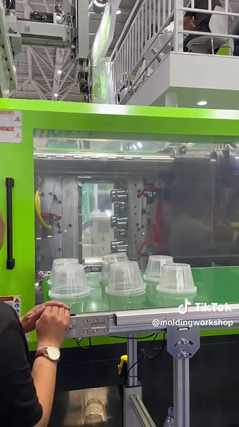 Is this speed fast, 4 models per second?#injectionmolding #plasticmanufacturing #industrialmaintenance #learnontiktok #businesssecrets #factory #injectionmoldingmachine