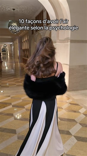 1.\tBouge lentement. La lenteur signale le contrôle. \t2.\tBaisse légèrement la voix. Un ton calme inspire l’autorité. \t3.\tTiens-toi droite, debout comme assise. La posture communique le statut. \t4.\tMarque une pause avant de répondre. La maîtrise signale l’intelligence. \t5.\tPorte des vêtements structurés et bien ajustés. La structure reflète la discipline. \t6.\tMaintiens un contact visuel stable. Sans fixer. Sans fuir. \t7.\tNe dévoile pas tout. Le mystère augmente la valeur perçue. \t8.\