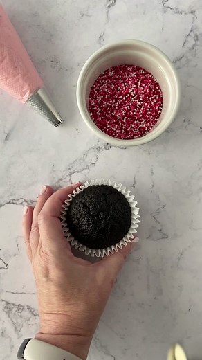 ᑕᑌᑭᑕᗩKE ᒪOᐯE Save this reel and follow @lisacarolbakes for more ideas, tips and tutorials.💕 Here’s a fun cupcake design in traditional Valentine colors. 🧁 How to: 💗 Pipe a mound of buttercream 💗 Gently press into sprinkles such as these Valentine nonpareils by @wiltoncakes 💗 Top with a buttercream heart using a large open star tip such as tip 4B Buttercream heart design originally by Alex @alexlarosa 💕 #cupcakes #valentinesdaycupcakes #cupcakedecorating #cupcakeinspo #lisacarolbakes