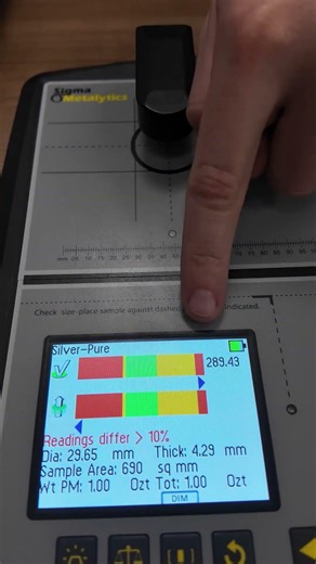 🥈🔎 ¿Es plata real? Así comprobamos una moneda de plata falsa y una real #plata #shorts