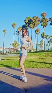 #tiktokdance 🤣 #叮叮当当舞 抖音：@周玲安 🎬：@lafilmedge | Betty Zhou 周玲安