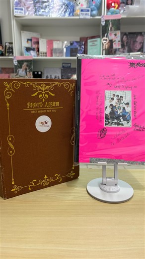 KPOP PARAGUAY UGH! | CDE | TIENDA K-POP on Instagram: "✨💿 BESTIES, ESTO NO SE REPITE 💿✨ Si estabas esperando ese momento… es ahora. En UGH STORE tenemos álbums de K-POP disponibles para venta directa en Ciudad del Este 🖤 ⚠️ IMPORTANTE (lean bien, besties): • Cada álbum es LIMITADO • Entrega inmediata • NO traemos por pedido • Cuando se vende… se acaba y no vuelve 💥 Grupos disponibles (stock real): 💜 BTS 🔥 Stray Kids ✨ aespa 🌊 ATEEZ 💎 SEVENTEEN 🌹 ROSÉ ⭐ ZEROBASEONE Si sos de las que ama