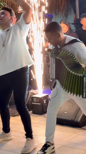 457K views · 12K reactions | Esto se trata de disfrutar la música que haces para poder trasmitirle eso al público y ellos puedan gozar contigo!! #parranda #musica #vallenato #pase #acordeon #acordeonista #grupovallenato #FaridOrtiz #farid | Edgardo Bolaño | Facebook