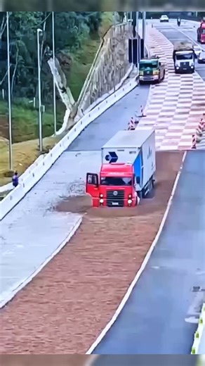 Live Trucker Journey on Instagram: "Right move, right time — escape ramp mastery saves lives. Smart driving isn’t luck, it’s skill and knowledge. 👊🚛 #USATrucker #TruckDriverTips #HighwayDanger #TruckSafety #BigRigLife #Truck #Trucking #automobile #driver #viral"