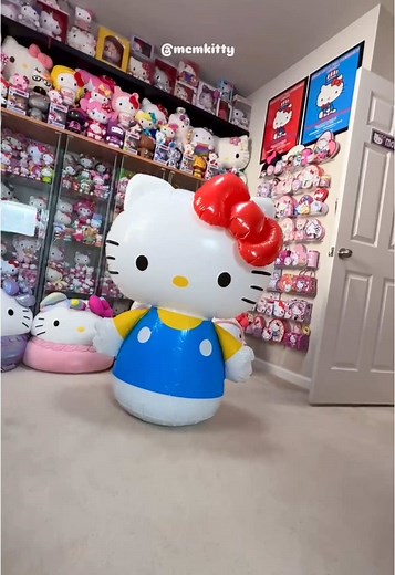 Hello Kitty Inflatable: So Big and Fun!