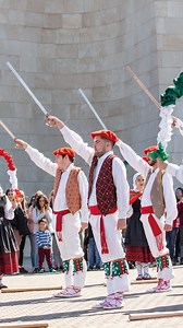 ¡Apúntate este plan para mañana 25 de octubre en Bilbao!: https://kulturabarrutik.eus/wp-content/uploads/programa_dantzaplazetan__meses_2025_A5.pdf Seguro que has oído hablar de “Euskal Dantzak”, los bailes tradicionales de nuestra cultura. Pues estás de suerte porque mañana tienes dos oportunidades para ver una exhibición en directo en Bilbao. ¿Te animas a probar alguno baile sencillo? 🤭 📍 13:00 en Basurto 📍20:00 en la Plaza Santiago del Casco Viejo You've probably heard of “Euskal Dantzak,”