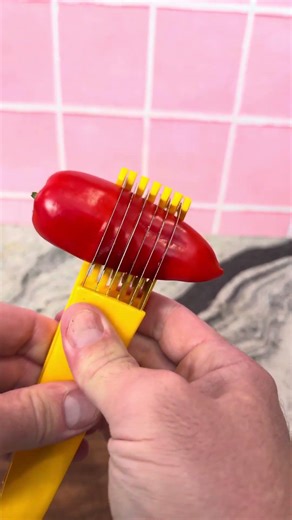 This pepper slicer actually works 😮 #satisfying #gadgets