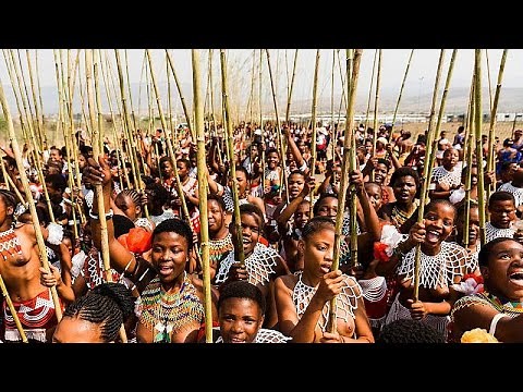 Afrique du Sud : des jeunes filles dansent devant le roi des Zoulous