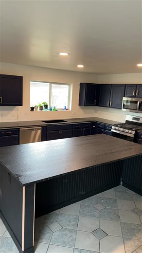 Magnificent Steel Grey granite countertop in a luxurious leather finish, harmonizing flawlessly with this deep navy cabinets! This stunning combination creates a visual symphony of light and dark, infusing this space with an air of sophistication and striking contrast. The Steel Grey granite, with its deep tones and intricate patterns, commands attention with its dramatic presence. The smooth and velvety leather finish adds a layer of tactile luxury, inviting touch and admiration. #SteelGreyGran