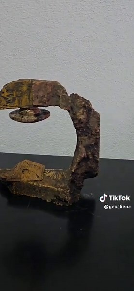 ⸻ 🔍 UNEXPLAINED TECHNOLOGY FOUND – Tula de Allende Astonishing new artifact just uncovered: A weathered, stone-carved structure embedded with what appears to be magnetic technology — causing the circular disk to levitate precisely under the carved arch. 🛸 The upper and lower parts seem to “lock” through invisible forces, suggesting knowledge of anti-gravity or magnetic suspension lost to time. 💫 Covered in unknown symbols, eyes, pyramids, serpents, and humanoid figures, the structure may be m