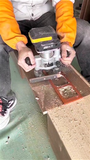 part579#Fastest Way to Cut Perfect Squares in#Wood🛠️ This Router Trick Will Blow Your MindDoor Hinge