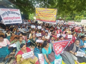 बेसिक शिक्षकों का ट्रांसफर: महिला शिक्षिकाओं का टूटा धैर्य, सीएम आवास किया कूच, पुलिस ने रोका रास्ता