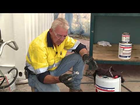 Cleaning airless spray gun tips