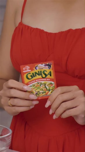 Bianca De Vera on Instagram: "Tried doing the nonchalant ASMR style to cook but di ko kinaya hindi maging excited with this Garlic Chicken Adobo! Sinong hindi magiging OA ang reaction sa OA-mazingly Garlic Chicken Adobo made with Aji-Ginisa®?! Try this recipe and alam ko hindi niyo rin mapipigilan to react like me! 🫶🏻 #OAmazinglyMeaty #AjiGinisa"