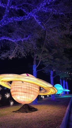 Experience the holidays from a whole new orbit ✨🚀 Galaxy Lights at Space Center Houston turns the park into an immersive, space-themed light experience inspired by planets, stars, rockets, and cosmic wonder. Walk through glowing galaxies, larger-than-life displays, and festive lights that feel truly out of this world. 📍 Space Center Houston #VisitBayAreaHouston #GalaxyLights #SpaceCenterHouston #BayAreaHouston #SpaceInspired #HoustonAtNight #FamilyFun