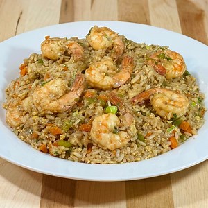 Riz sauté thaï aux légumes et crevettes🍛🫑 Une recette que vous devez absolument essayer! Ingrédients: Riz sauté thaï 300g riz à grains long 350g de crevettes 3 œufs 1 oignon 3 gousses d’ail 1 poivron vert 2 carottes 2 oignons verts Persil 4 càs de sauce soja 6 càs d’huile végétale Sel, poivre, gingembre | Deli Cuisine