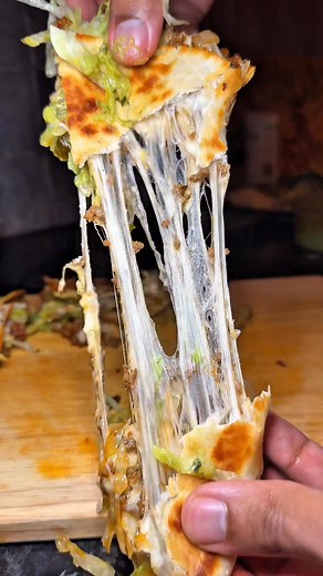 Quesadilla Recipe 400g beef mince 20% fat or any other protein you prefer 10g taco seasoning low sodium or - 1 teaspoon chilli powder - 1 teaspoon garlic powder - 1 teaspoon cumin - 1 teaspoon paprika - 1 teaspoon salt - 1 teaspoon dried oregano - 1 teaspoon black pepper 1/2 white onion 3 cloves garlic Cook mince and break down into fine grains as you don’t want any chunks of beef. Cook for around 5mins until browned. Build in this order: Flour Tortilla, Mozzarella, mince, cheddar, jalapeño. Toa