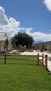 Just crushing by everyone’s favorite summer home. Build @chatwinhomes Design @sydbrown @tay.brown Architect @jewkeshomedesign Landscape Design: @threadleafdesign Landscaping: @woodcreeklandscape801 🎥 @buildingutah ✨follow @buildingutah for more home and design inspiration in your feed Dream Home Home Inspiration #homeinspo #homedesign #beautifulhome #luxuryhomes #homedesignideas | Building Utah