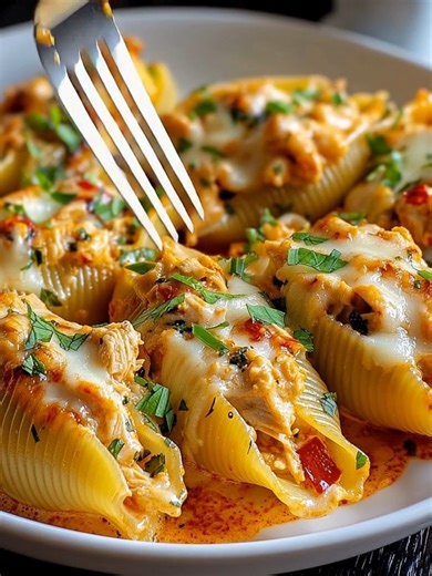 Creamy Cajun Chicken Stuffed Shells 🧀🌶️ Ingredients: 24 jumbo pasta shells 3 cups cooked chicken, shredded 2 tablespoons olive oil 1 medium onion, diced .... Full Recipe in Coʍmеոτ 💬 👇 | Homemade Recipes