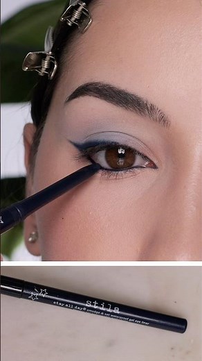 Soft blue eyeshadow and dark blue eyeliner eye makeup look tutorial