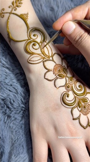 Arabic Mehndidesign #beautifulmehndi #floralmehndi #simplemehndi #arabicmehndi #mehndidesign #henna