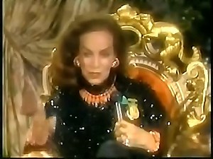 En Francia un joven de 20 años escribió a María Félix la letra de la canción "Je l'aime à mourir", cuenta la historia de un joven que sufre de amor por ella, sin más recompensa que lo que ella quiera darle. Y yo que hasta ayer Solo fuí un orgastan Y hoy soy guardian de sus Sueños de amor La quiero a morir Puede destrosar todo aquello que ve Porque ella de un soplo lo vuelve a crear Como si nada, como si nada La quiero a morir Ella para las horas de cada reloj Y me ayuda pintar transparente el do