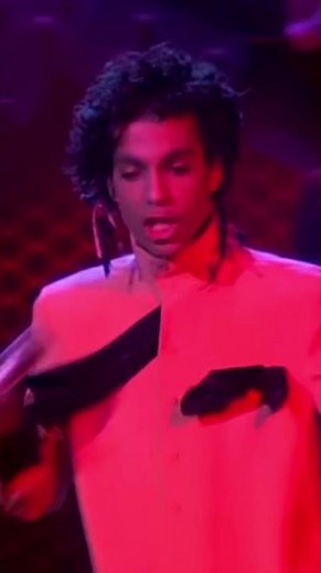 Prince performs “Housequake” at Rotterdam Music Hall (1987) #prince #housequake #rotterdam