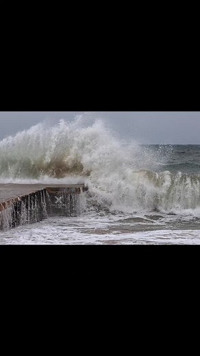💦 Sous la pluie, les vagues ne mouillent plus... 🌊 Quand la mer est démontée, 😏 nos pairs se réjouissent... Une belle agitation apocalyptique en fin de journée sur la plage de Fréjus. 💨💦🌊 #instagrammer #mer #sea #tempête #storm #vague #wave #pictureoftheday #picsoftheday | Pascal Borsotto