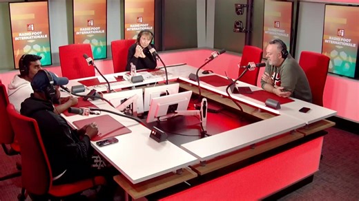 RADIO FOOT – CAN | CE JEUDI 🕓 16h10 TU et 21h10 TU – RFI 📡 Facebook Live • YouTube 🔥 AU PROGRAMME : retours sur les demi-finales ! 🇲🇦 Le pays hôte en finale Les Marocains ont tenu sous la pression de l’enjeu. Ils ont sorti le Nigeria aux tirs au but. 👉 Une équipe qui sait gagner quand ça brûle. 🇳🇬 Nigeria dehors, Osimhen en dessous ⭐ Attendu, espéré… mais absent quand il fallait faire la différence. 👉 Le Nigeria trop dépendant de son numéro 9 ? 🇸🇳 Le Sénégal retrouve la finale ! Les L