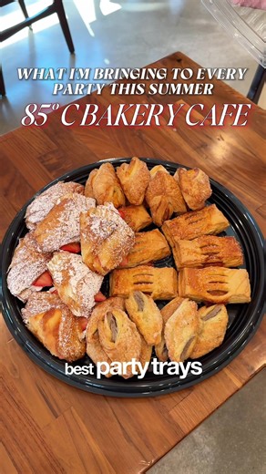 If you never know what to bring to a party, 85°C Bakery has you covered🥐 Their new 96oz Coffee Travelers and Party Trays are perfect for family gatherings, BBQ’s or celebrations. I tried the Iced 85°C Coffee Traveler with the Sweet Buns Party Tray and everything was so good 😭 They also have Milk Tea, Jasmine Tea, Black Tea, Americanos, Savory Buns trays, and Little Cakes trays available. Save this for your next get together 🙌🏽 Available for preorder at all 85°C Bakery Cafe locations 24 hours