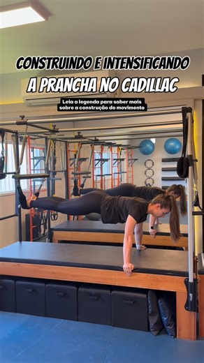 Daiane Dieter - Fisioterapeuta Instrutora de Pilates on Instagram: "Prancha não é o começo. É o resultado. ✨Uma das maiores queixas que eu recebo dos instrutores é: “Como eu construo esse movimento?” “Como eu crio progressões sem jogar o aluno direto na versão final?” 🚀E é aqui que mora a diferença entre dar exercício e construir aula. 🌟Antes de colocar o aluno na prancha no Cadillac, eu preparo o corpo. ✅Ativo centro. ✅Organizo cintura escapular. ✅Trabalho mobilidade de ombro e quadril. ✅Dese
