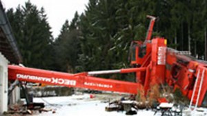 Kran kippt um und spaltet Bungalow