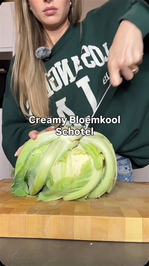 Stirfrysiren on Instagram: "Creamy bloemkool ovenschotel met ei en ham 🤍 Zo’n gerecht dat je vaker gaat maken dan je van tevoren denkt. Ik maakte ’m met aardappelpuree maar hij is ook heerlijk met rijst of gekookte aardappels. Wil je het recept in je inbox? Reageer met bloemkool en ik stuur ’m direct naar je toe."