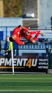 Marley Dors schiet de vrije trap heerlijk na een rode kaart voor GVVV! 🤩🔥 #Eyecons #tweededivisie #JongAlmereCity | Eyecons Voetbal