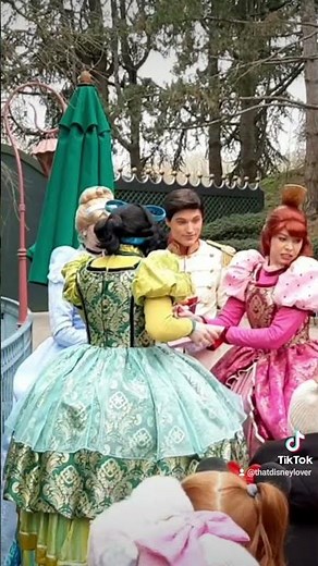 Anastasia and Drizella CRASHING Cinderella and Prince Charming meet! #disneylandparis #cinderella