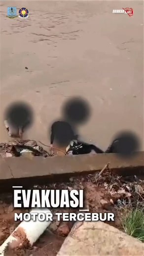 INFO_JAKARTATIMUR on Instagram: "( Sabtu, 14 Februari 2026 ) Sebuah motor terjatuh kedalam kali Ciliwung di Jl.Taman Harapan RT.06 RW.03 Kel. Cawang Kec. Kramatjati Jakarta Timur. Menurut keterangan awalnya pengemudi motor melintas dijalan tersebut, namun ternyata jalan yang dilintasi tersebut buntu, kemudian beliau berinisiatif untuk memutar arah motornya, namun ternyata rem motor tersebut tidak pakem hingga membuat motornya hilang kendali dan membuat pengemudi melepas motornya hingga motor ter