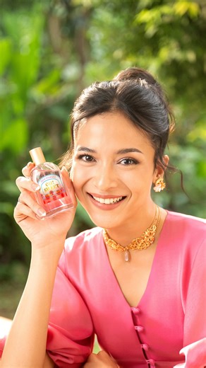 Finally here for Boba-Licious💗 This is not just perfume, it’s a whole dessert mood 🍓 Aroma fresh strawberry ketemu creamy milk dengan hint popping boba yang playful. vibes-nya manis tapi tetap fresh, gak bikin enek. Ready to be the sweetest in the room? Yuk, check out sekarang sebelum kehabisan😍🫶🏻 #oriflame #oriflameindonesia #parfumoriflame #TreatYourself | Oriflame