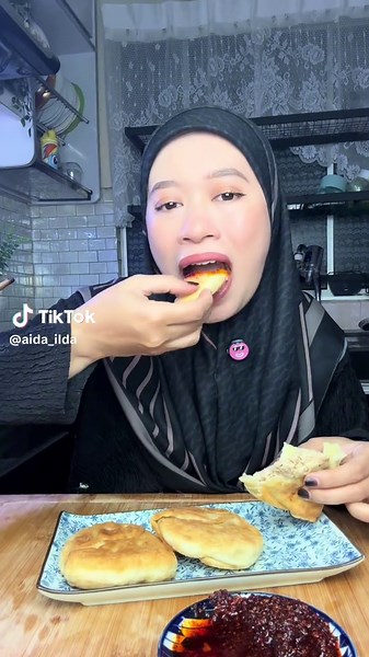 Roti Viral Bukit Bintang Versi Ayam Dinding