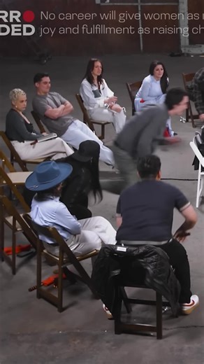 LES FEMMES DOIVENT-ELLES CHOISIR ENTRE UNE CARRIÈRE ET LES ENFANTS ? Une vision dépassée vs. l'indépendance moderne. L'épanouissement est-il dans le foyer ou dans le monde ? #Relations #Psychologie #DébatSociété #Féminisme #QuestionDuJour #Nexa