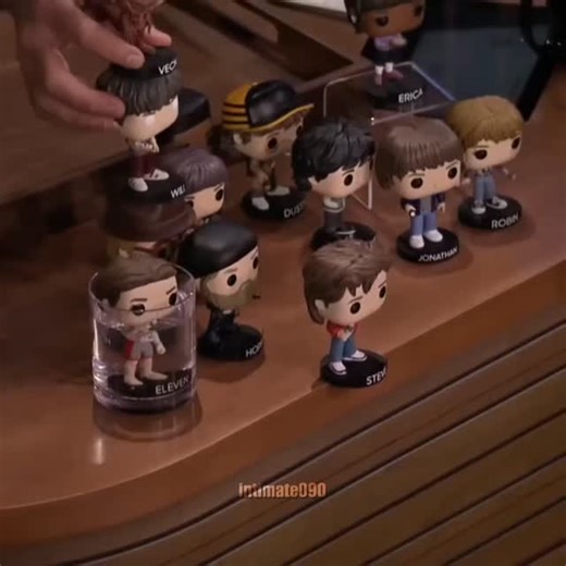 UpsideNxDown on Instagram: "Duffer brothers confirm that 💔 日本利用压电陶瓷将脚步转化为电能。这些陶瓷捕捉并提取来自你脚步的动能。当你行走时，你的重量和动作会对陶瓷产生压力。陶瓷会轻微弯曲，从而产生机械应力。瓷砖内部的压电材料将这种应力转化为电能。每一步都会产生少量电荷，而数百步结合在一起就能产生足够的电力来驱动LED灯、数字显示屏和传感器。在像涩谷车站这样繁忙的地方，每天大约有240万个脚步为这一系统作出贡献。这些电能可以被储存或立即使用，从而减少对传统电力来源的依赖，并支持可持续的城市基础设施。这种方法将日常运动转化为实用的可再生能源。#日本 #知识 #事实 你知道吗 推荐 科技 创新 历史 技术 实验 热门"