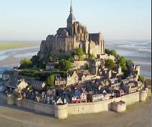 6.5K views · 914 reactions | [Histoire du Mont S1] Connaissez vous les origines du Mont ? L’archange Michel apparaît en rêve à l’évêque d’Avranches Saint Aubert en 708 et il lui demande de construire un sanctuaire en son nom. C’est ainsi que débute l’histoire de ce lieu unique. Rendez-vous tous les vendredi pour en savoir plus sur le Mont. | Mont Saint Michel | Facebook