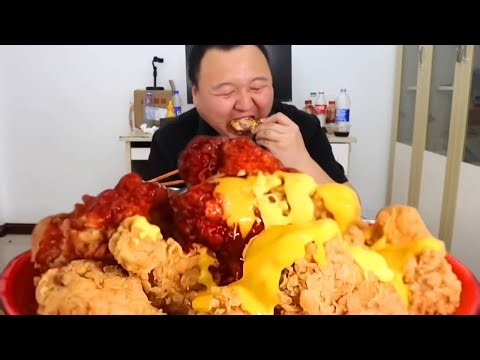Ah Qiang frantically slurped up noodles and ate chicken legs, his mouth covered in sauce!
