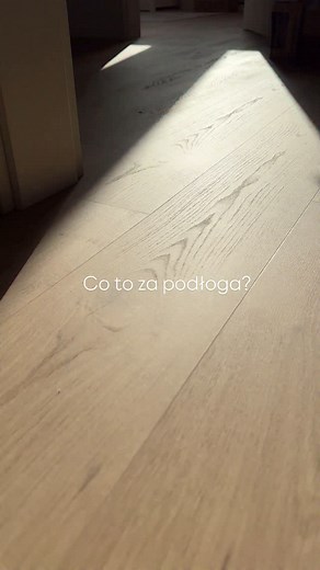 Paulina 🤍 Influencer • Home • Lifestyle on Instagram: "Co to podłoga? Na całą górę zdecydowaliśmy się na panele winylowe marki @quickstepfloors model ALPHA VINYL AVSPU40321 Dąb Coast Beżowy Panele są wraz z podkładem zintegrowanym co bardzo ułatwia montaż. Sa wodoodporne co super sprawdza nam się w pokojach dziecięcych, podczas wszelakich zabaw oraz bardzo szybko przewodzą ciepło z ogrzewania podłogowego. Użytkujemy ją prawie pół roku i jesteśmy bardzo zadowoleni 🤎 Jeżeli macie dodatkowe pyt