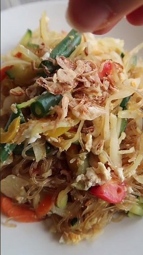 ヨガ講師の１日の食事 | ストロベリースムージー・小豆オートミール・タイ風ビーフン・チーズクラッカー・ラウゲンパン＆卵サラダ＆野菜＆チキン