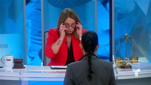 6K views · 50 reactions | Lilia se enteró que su esposo abusaba de su pequeña hija de 8 años y decidió quitarle la vida. Ahora que salió de la cárcel quiere recuperar los $300,000 dólares que él le robó y que heredó Roberta, su hijastra. #CasoCerrado | Telemundo | Facebook