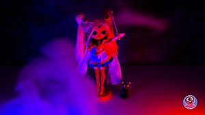 💫 Prisma de Luna Poder, Maquillaje 💫 Estás preparada para animar el poder de las chicas? Hoy vamos a hacer una original. ¡Sailor Moon! Se parece a Swag, pero no por mucho tiempo... Digamos que hoy Swag hace un cosplay. Esto es raro en nuestro canal, ¡pero vamos a coser el disfraz en este vídeo! ¡Va a ser divertido! Seguro que todos recordáis el traje de Sailor Moon. ¡Es una bonita falda plisada, camisa con cuello y un lazo brillante! Y vamos a repetir este traje en tamaño miniatura para nuestr