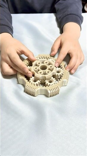 [Technology] I 3D printed a planetary gear hand spinner at 200% size! Learning about the mechanis...