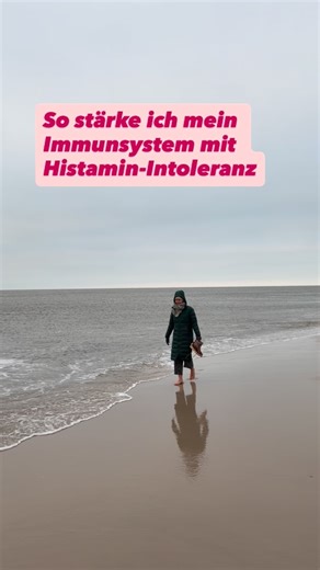 Ana Hansel (HistaFit) on Instagram: "So stärke ich mein Immunsystem mit Histamin-Intoleranz Histamin ist ein wichtiger Botenstoff des Immunsystems. Bei Infekten, Stress oder Kälte wird es vermehrt ausgeschüttet. Wenn der Abbau jedoch gestört ist, kann genau diese Immunreaktion zur Belastung werden. Deshalb geht es bei Histamin-Intoleranz nicht darum, das Immunsystem zu pushen, sondern es zu stabilisieren und zu regulieren. Das hilft mir im Alltag: 1️⃣ Kneippen Kurz & regelmäßig. Kalte Reize trai